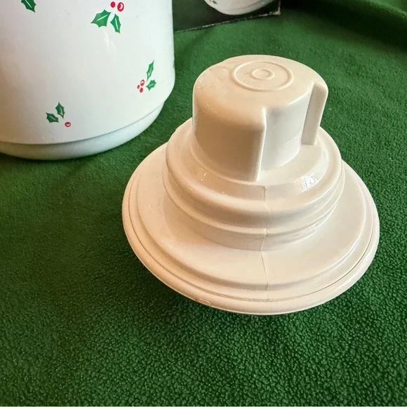 Festive Corelle Compatibles Winter Holly Thermal Server - Picture 8 of 12